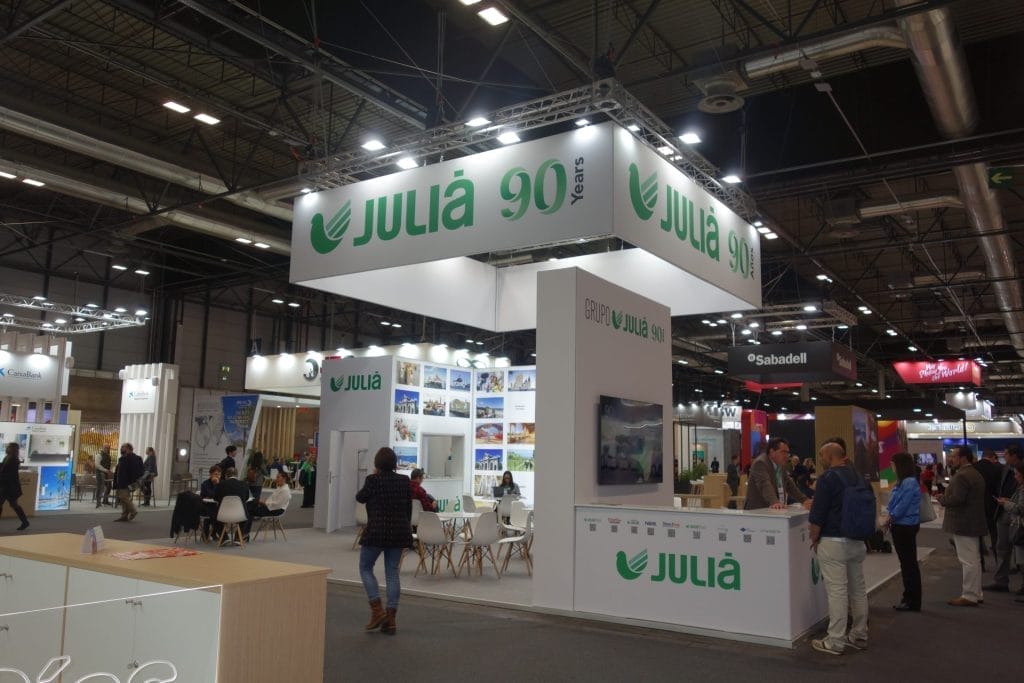Grupo Julià está especializada en transporte turístico. Cada año asiste a FITUR, siendo una de las empresas más reconocidas en este segmento. En esta ocasión recordaba sus 80 años de historia