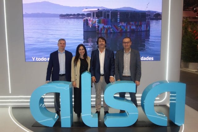 ALSA es un referente en el transporte turístico con más de 500 autocares realizando estos servicios en España. En FITUR pudimos charlar con su equipo directivo y entre otras cosas nos comentaron que la colaboración empresarial es en estos momentos clave para el desarrollo del negocio turístico.