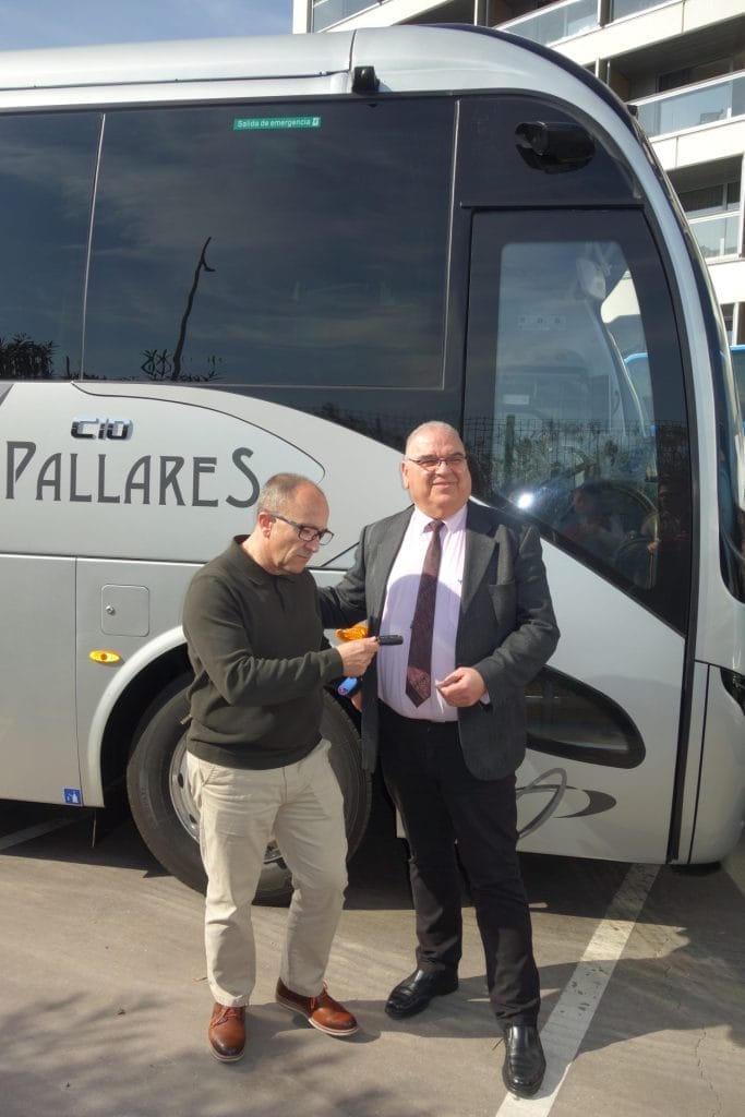 Joaquín Carreras, responsable comercial de King Long, entrega las llaves del nuevo autocar a Pera Pallarés.
